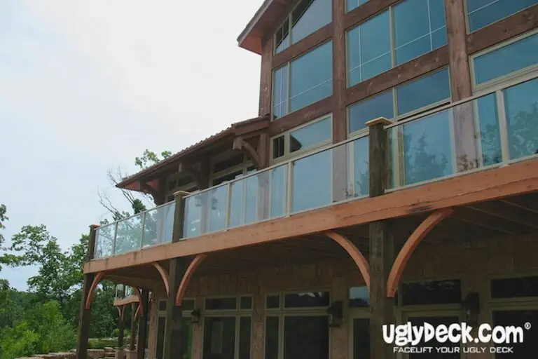 Verdana Glass railings on outdoor deck